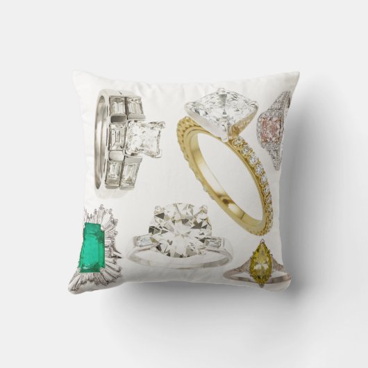 それにリングをソファーのきらきら光るなダイヤモンドのジュエリーのヒント置いて下さい クッション (裏面)