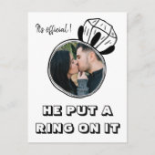 それに指輪をはめた写真QRコード婚約 案内ポストカード (正面)