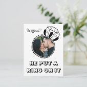 それに指輪をはめた写真QRコード婚約 案内ポストカード (スタンド正面)