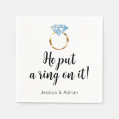 それに指輪をはめた ダイヤモンド 指輪 婚約パーティー スタンダードカクテルナプキン (正面)