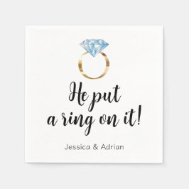 それに指輪をはめた ダイヤモンド 指輪 婚約パーティー スタンダードカクテルナプキン