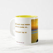 それに泳いで下さい- TDGalleryによって黄色にして下さい ツートーンマグカップ (正面左)