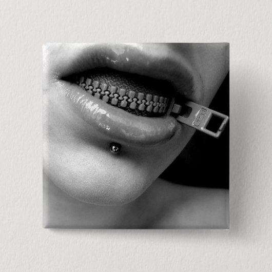 それのボタンファスナーを締めて下さい 缶バッジ (正面)