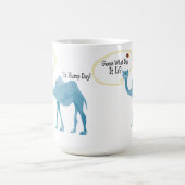 それはかわいく、おもしろいなこぶ日のラクダです コーヒーマグカップ (中央)