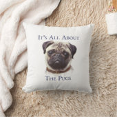 それはパグの枕について完全にあります クッション (ブランケット)