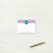 それはパーティー-イカットパターンとモノグラムカスタム ポストイット (デスク上)