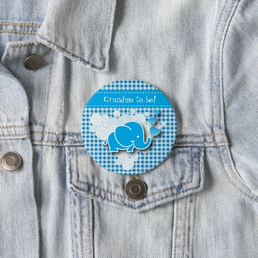 それはベビー象が付いている男の子の、青及び白い格子縞です 缶バッジ (インサイチュ)