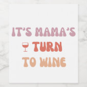 それはママのワインへのターン – 新しいママ – ワインラベル (シングルラベル)