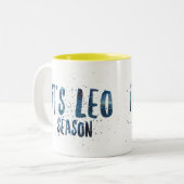 それはレオの季節の(占星術の)十二宮図の誕生日の水彩画です ツートーンマグカップ (正面左)