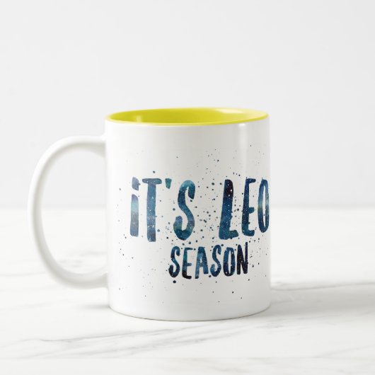 それはレオの季節の(占星術の)十二宮図の誕生日の水彩画です ツートーンマグカップ (左)