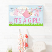 それは女の子です! (CLOTHESLINEのピンクのデザインのベビー) 横断幕 (インサイチュ)