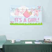 それは女の子です! (CLOTHESLINEのピンクのデザインのベビー) 横断幕 (トレードショー)