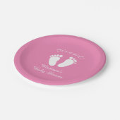 それは女の子のかわいい足跡のベビーシャワーのパーティーです ペーパープレート (アングル)