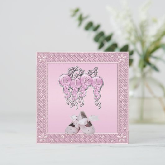 それは女の子のピンクの靴及びベビーシャワーを風船のようにふくらませます 招待状 (スタンド正面)