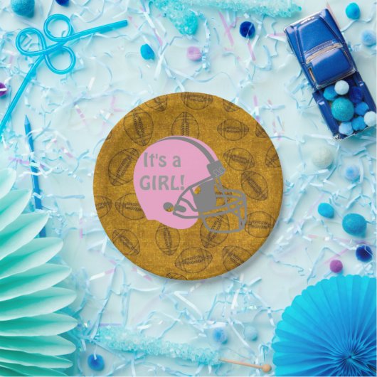 それは女の子のフットボールのテーマのベビーシャワーの紙皿です ペーパープレート (パーティー)