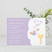 それは女の子の紫色のこうのとりのベビーシャワーの招待です 招待状 (スタンド正面)