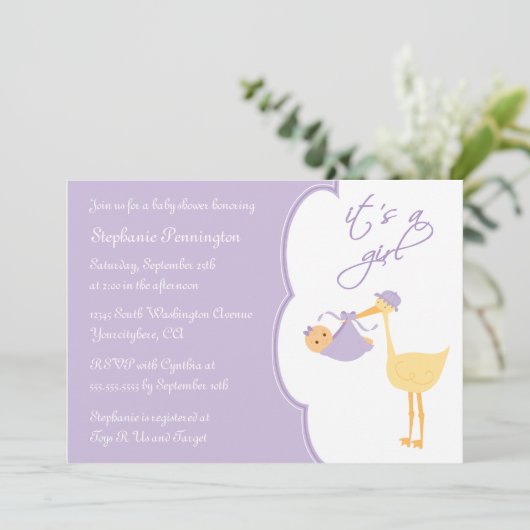 それは女の子の紫色のこうのとりのベビーシャワーの招待です 招待状 (スタンド正面)