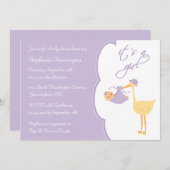 それは女の子の紫色のこうのとりのベビーシャワーの招待です 招待状 (正面/裏面)