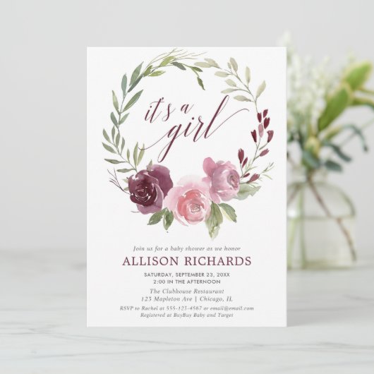 それは女の子の赤面のピンクのバーガンディの花のベビーシャワーです 招待状 (スタンド正面)
