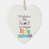 それは小さい心ornamenを形づけるために大きいハートを取ります セラミックオーナメント (右)
