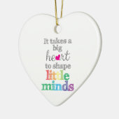 それは小さい心ornamenを形づけるために大きいハートを取ります セラミックオーナメント (左)