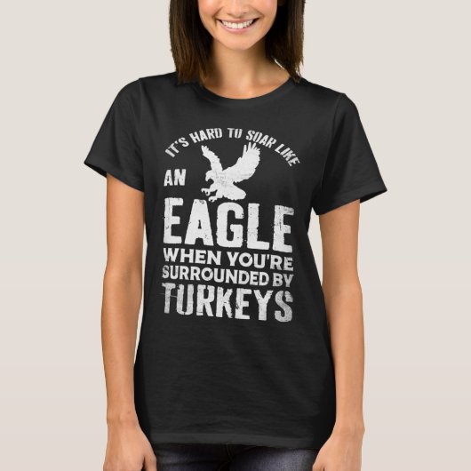 それは懸命に囲まれてワシのように舞い上がる Tシャツ (正面)