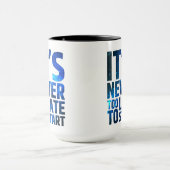 それは決して始まるには余りにも遅くないです マグカップ (中央)