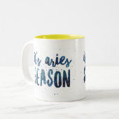 それは牡羊座の季節の(占星術の)十二宮図の誕生日の水彩画です ツートーンマグカップ (正面左)