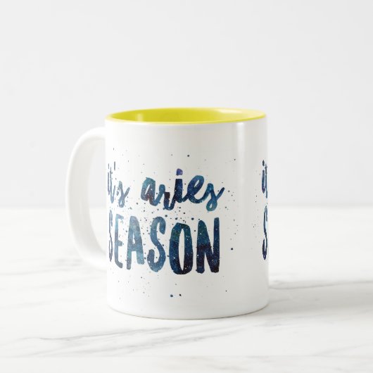 それは牡羊座の季節の(占星術の)十二宮図の誕生日の水彩画です ツートーンマグカップ (正面左)