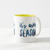 それは牡羊座の季節の(占星術の)十二宮図の誕生日の水彩画です ツートーンマグカップ (正面右)