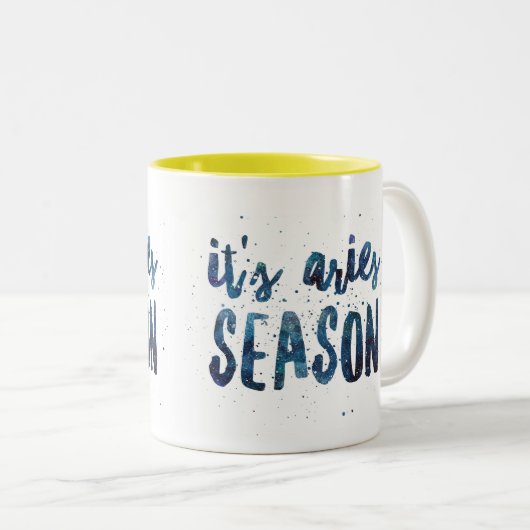 それは牡羊座の季節の(占星術の)十二宮図の誕生日の水彩画です ツートーンマグカップ (正面右)