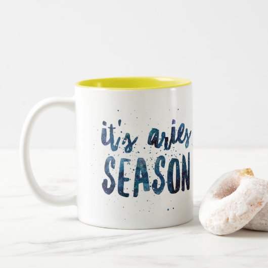 それは牡羊座の季節の(占星術の)十二宮図の誕生日の水彩画です ツートーンマグカップ (ドーナツ)