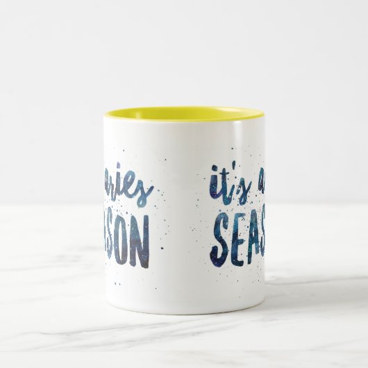 それは牡羊座の季節の(占星術の)十二宮図の誕生日の水彩画です ツートーンマグカップ (中央)