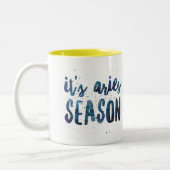 それは牡羊座の季節の(占星術の)十二宮図の誕生日の水彩画です ツートーンマグカップ (左)