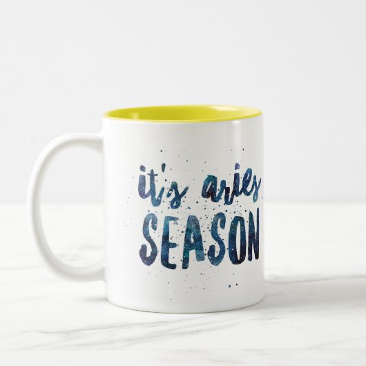 それは牡羊座の季節の(占星術の)十二宮図の誕生日の水彩画です ツートーンマグカップ (左)
