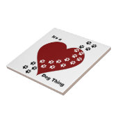 それは犬の事のハートおよび足のプリントのタイルです タイル (側面)