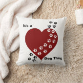 それは犬の事のハートおよび足のプリントの枕です クッション (ブランケット)