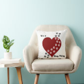 それは犬の事のハートおよび足のプリントの枕です クッション (椅子)