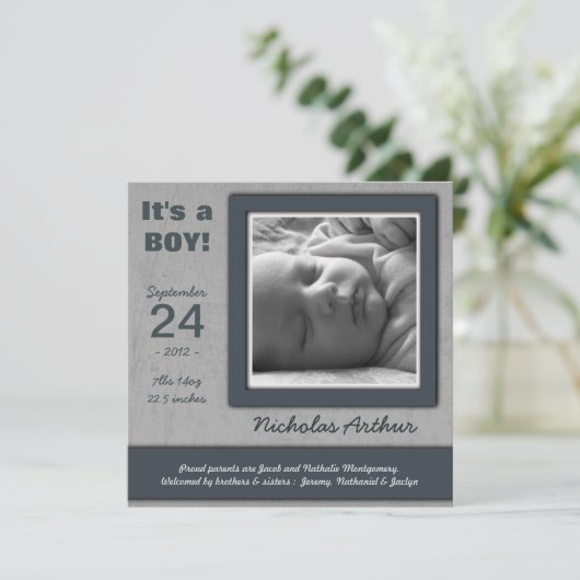 それは男の子です! 青く生まれたばかりのなベビーの誕生の発表 案内状 (スタンド正面)