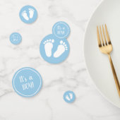 それは男の子のかわいい青色児の足のベビーシャワーのパーティーです コンフェッティ (グループ)