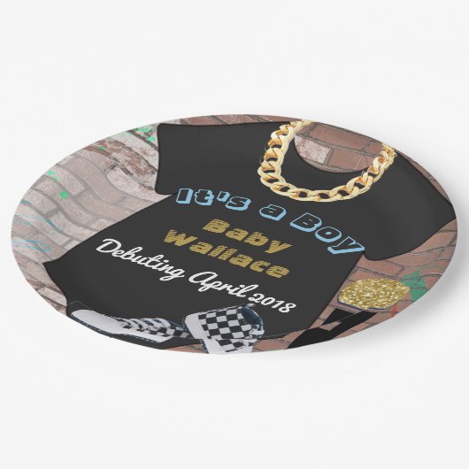 それは男の子のヒップホップのベビーシャワーのプレートです ペーパープレート (アングル)