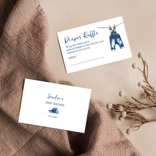 それは男の子のブルージーンズの赤ちゃんシャワーおむつラッフル エンクロージャーカード