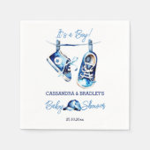 それは男の子の青いベビースポーツシューキャップの赤ちゃんシャワーだ スタンダードカクテルナプキン (正面)