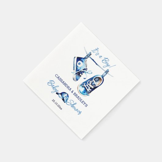 それは男の子の青いベビースポーツシューキャップの赤ちゃんシャワーだ スタンダードカクテルナプキン (角)