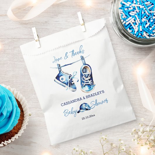 それは男の子の青いベビースポーツシューキャップの赤ちゃんシャワーだ フェイバーバッグ