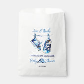 それは男の子の青いベビースポーツシューキャップの赤ちゃんシャワーだ フェイバーバッグ (正面)