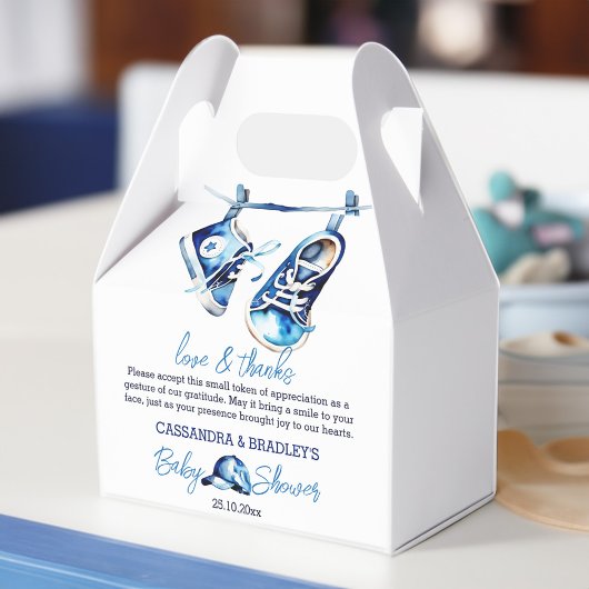 それは男の子の青いベビースポーツシューキャップの赤ちゃんシャワーだ フェイバーボックス