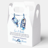 それは男の子の青いベビースポーツシューキャップの赤ちゃんシャワーだ フェイバーボックス (オープン)