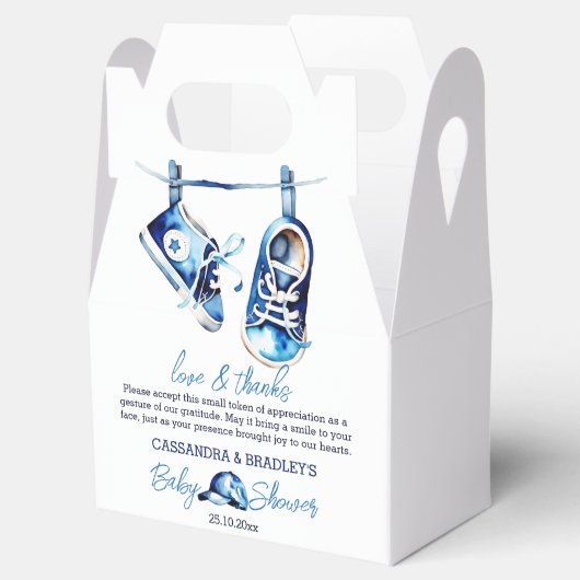 それは男の子の青いベビースポーツシューキャップの赤ちゃんシャワーだ フェイバーボックス (オープン)