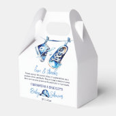 それは男の子の青いベビースポーツシューキャップの赤ちゃんシャワーだ フェイバーボックス (正面サイド)